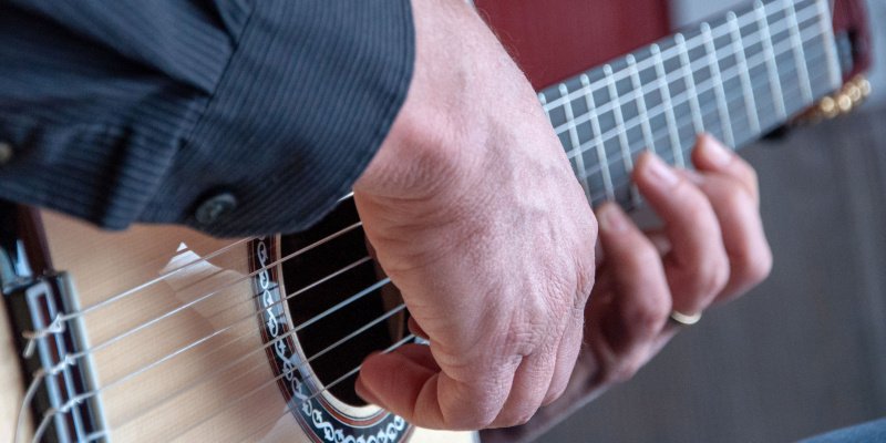 hands on a classical guitar